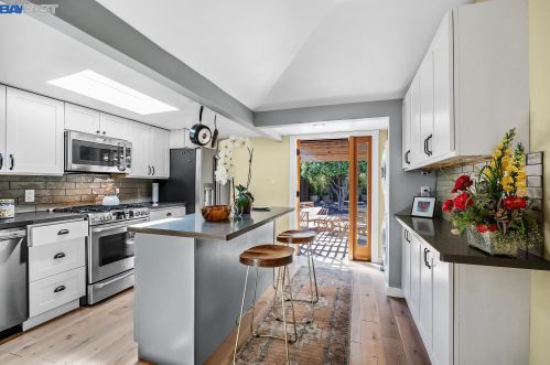 2255 Courtland Ave, Oakland CA 94601-4707 exterior