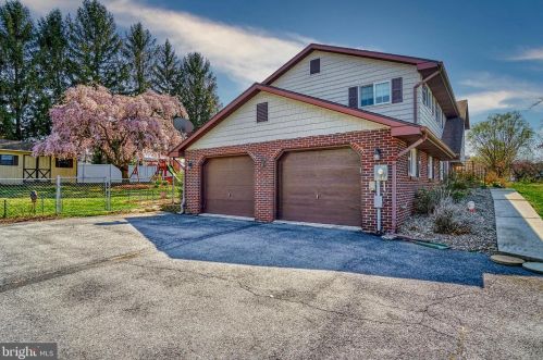 6 Dogwood Dr, Mount Holly Springs, PA 17065-1938