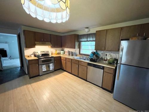 4 Matthew Ln, Windsor, CT 06095-3219