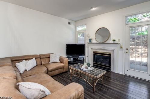 8 Four Oaks Rd, Bedminster NJ  07921-2054 exterior