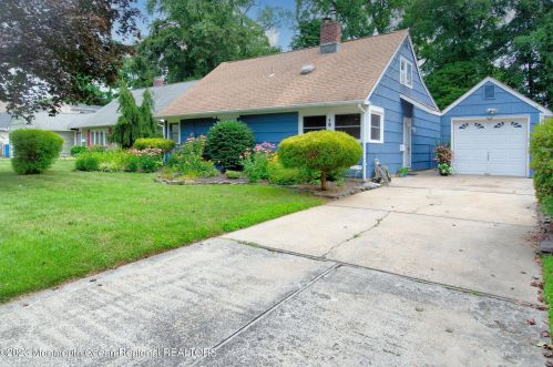 19 Roosevelt Cir, Tinton Falls, NJ 07701-5822