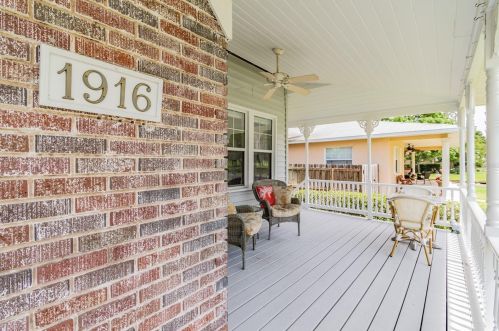 1916 Crescent Lake Dr, Saint Petersburg, FL 33704-3324