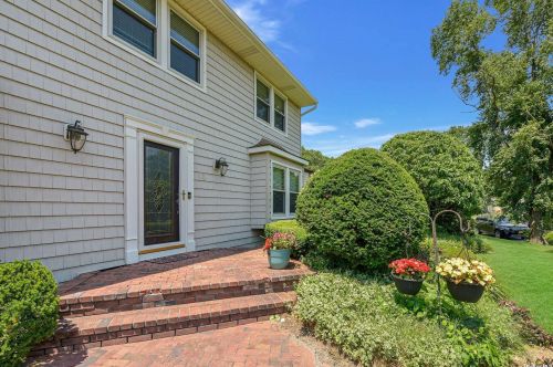 80 Stonehurst Ln, Huntington Station NY  11746-7934 exterior