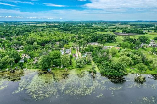 25011 Loomis Rd, Waterford WI  53185-1419 exterior