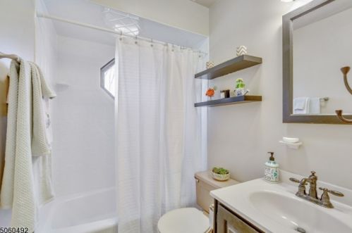 56 Lynwood Rd, Verona NJ  07044-1717 exterior