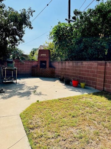 12305 Halo Dr, Lynwood, CA 90262-5422