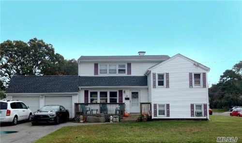 28 Chestnut Dr, Bayshore, NY 11706-3932