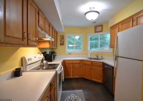 30 Encampment Dr, Bedminster NJ  07921-1836 exterior