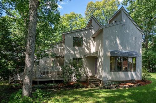 258 Shore Dr, Salem NH  03079-1694 exterior