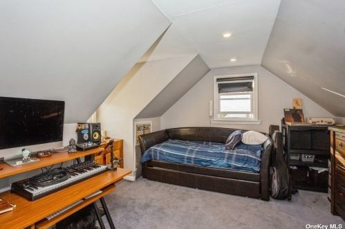 1 Laura Dr, South Setauket NY  11720-3068 exterior