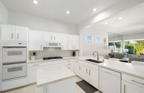 166 Kavenish Dr, Rancho Mirage CA  92270-3244 exterior
