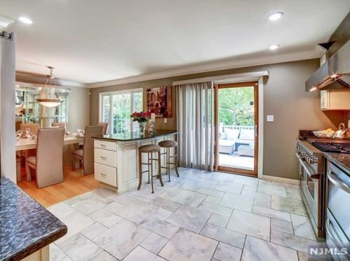 550 Franklin Ave, Franklin Lakes NJ  07417-2512 exterior