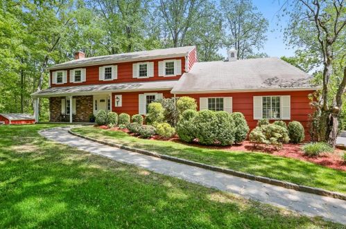 60 Heritage Ln, Stamford, CT 06903-2311