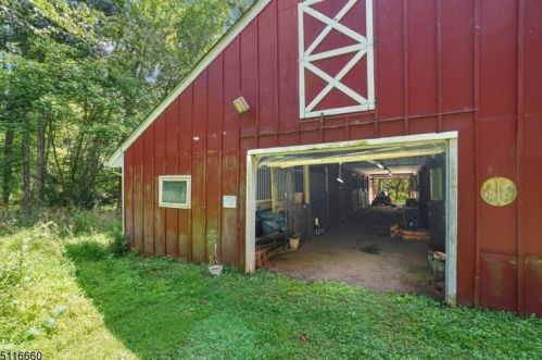 400 Larger Cross Rd, Bedminster NJ  07921-2724 exterior