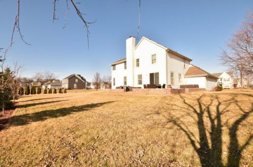 647 Prairie Hill Ave, Mukwonago, WI 53149-8932