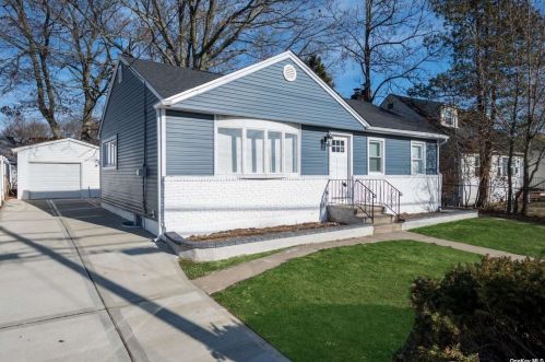 201 Beechwood Ave, Roosevelt, NY 11575-1615
