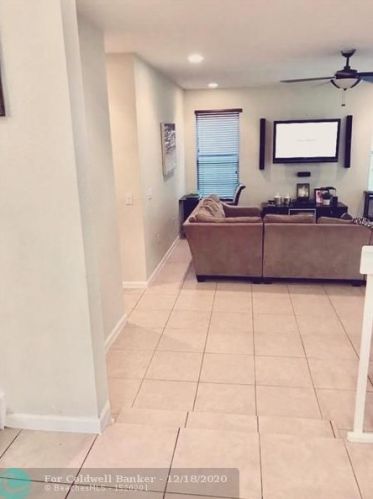 13121 45 Dr, Hollywood FL 33027-3160 exterior