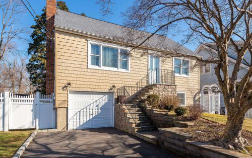 10 Troy Ct, Northport, NY 11768-2158