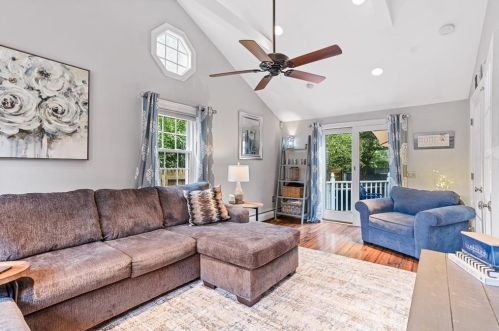 42 Pelham Pkwy, North Providence RI  02911-2915 exterior