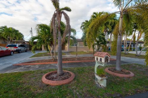 6265 111th Ter, Hialeah FL  33012-2354 exterior
