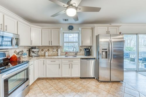 276 Country Rd, Miller Place NY  11764-2302 exterior