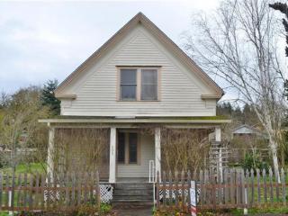 608 Oak St, Brownsville, OR 97327-2104