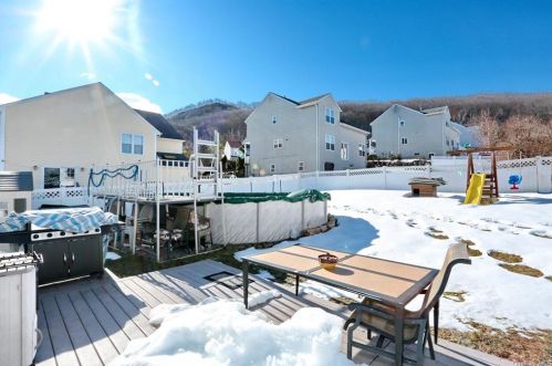 27 Larkin Ln, Garnerville NY  10923-1536 exterior