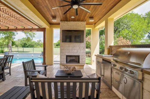 7904 Crandall Rd, Austin, TX 78739-1910