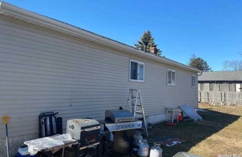 395 Oakland Ave, Central Islip NY  11722-2013 exterior