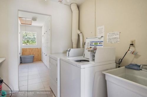 1401 12th Ct, Hollywood FL  33019-3258 exterior