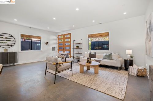 1077 57th St, Oakland CA  94608-2744 exterior