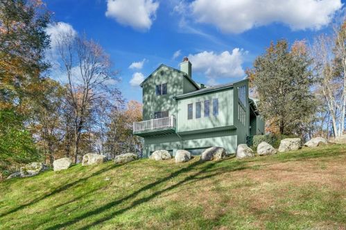 321 Blackberry Dr, Stamford CT  06903-1237 exterior