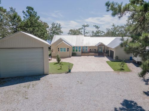 402 Shoreline Dr, Freeport, FL 32439-3633