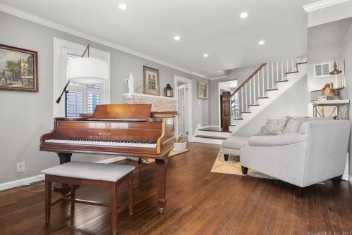 64 Pine Hill Ave, Stamford, CT 06906-1515