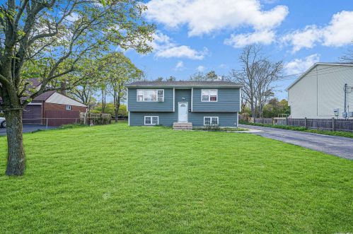 1724 Gardiner Dr, Bayshore, NY 11706-1414