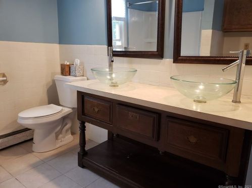 12 Hilltop Ave, Waterbury CT  06708-4709 exterior