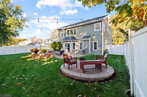 56 Bergen Dr, West Paterson, NJ 07424-1342