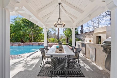 24370 Mornington Dr, Santa Clarita CA  91355-2037 exterior