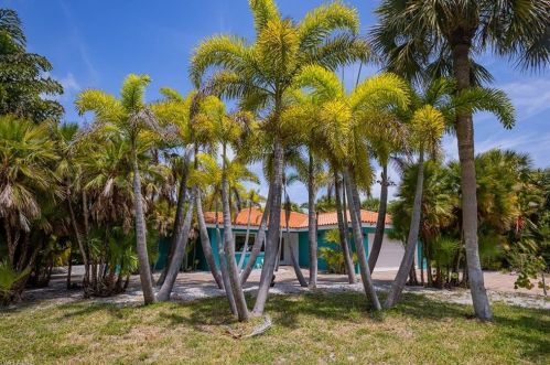 1371 Tahiti Dr, Sanibel FL  33957-2613 exterior