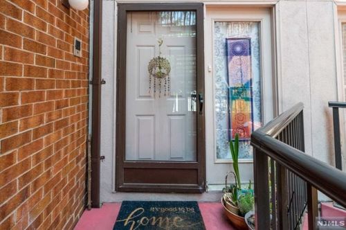 9 Lawrence Ct, Teaneck NJ  07666-6489 exterior