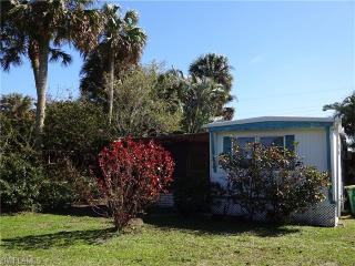 33 Derhenson Dr, Naples, FL 34114-8204