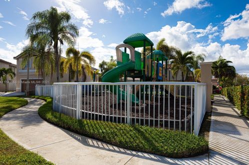 3136 176 Ter, Hollywood FL 33029-5556 exterior