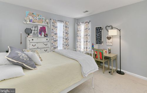 6012 Abernethy Ln, Gainesville VA 20155-4505 exterior