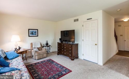 18 Townsend Ct, Lancaster PA  17603-6797 exterior