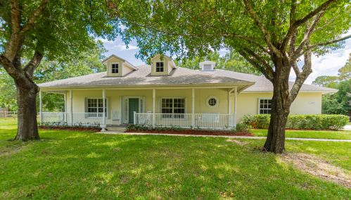 10631 Pine Needle Dr, Fort Pierce, FL 34945-2200