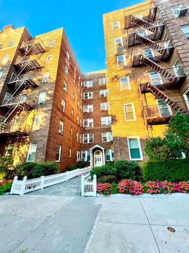 45 Kew Gardens Rd, Jamaica, NY 11415-1166