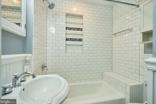 6804 Jefferson Ave, Falls Church VA  22042-1932 exterior