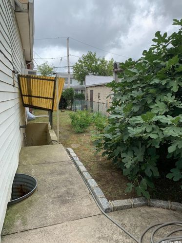 20 Holland Ave, Floral Park NY  11001-1506 exterior