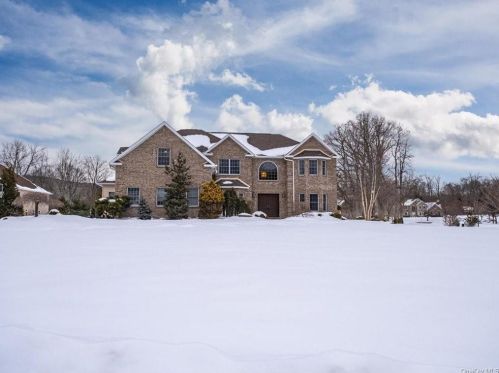 2 Grist Mill Ct, Airmont, NY 10901-2914