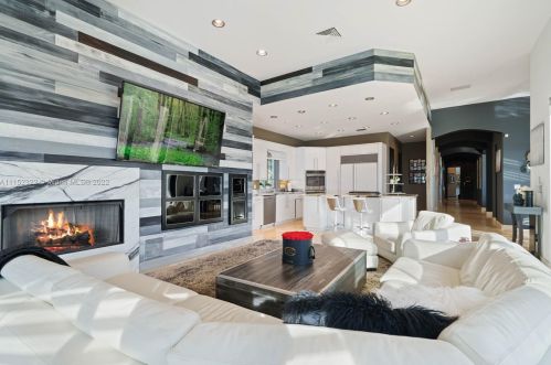 4828 Peninsula Dr, Daytona Beach FL 32127-7203 exterior